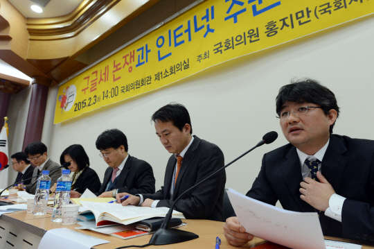 지난 3일 서울 여의도 국회 의원회관에서 홍지만 의원실 주최로 열린 '구글세 논쟁과 인터넷 주권의 미래' 정책토론회에서 강성모 서울시립대학교 세무학과 교수(오른쪽 첫번째)가 발표를 하고 있다. 사진=김민수기자 ultrartist@